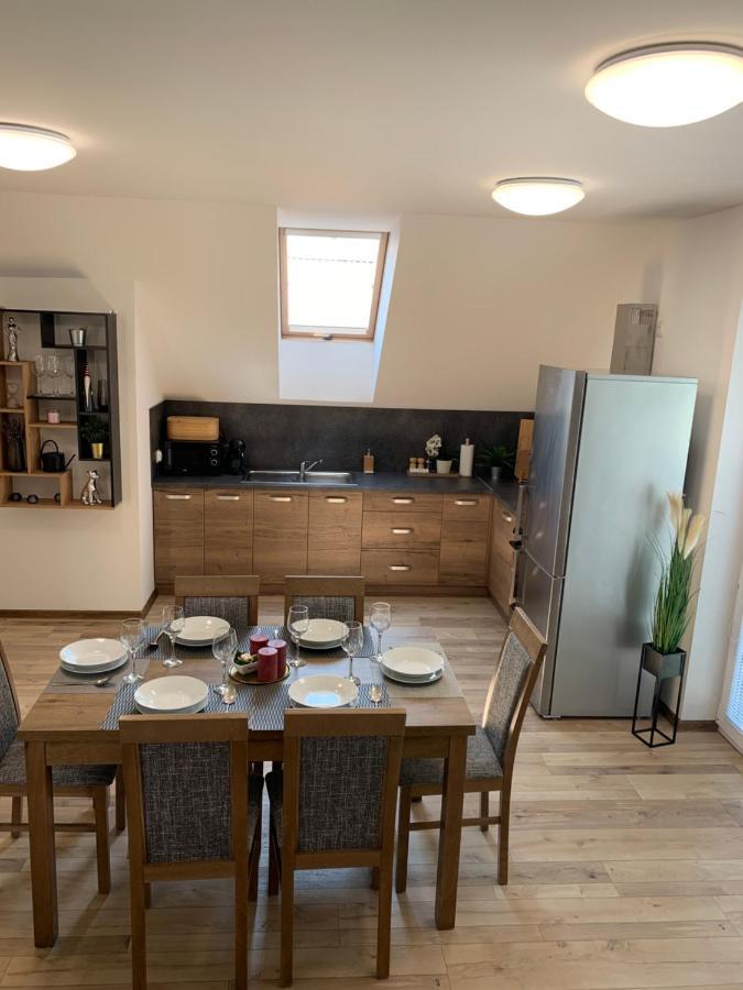 Cozy 2-Bedroom Vacation Apartment With Entire Top Floor Gaj  Exterior foto