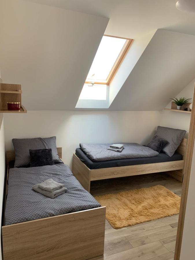 Cozy 2-Bedroom Vacation Apartment With Entire Top Floor Gaj  Exterior foto